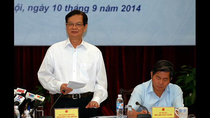 Urge primer ministro de Vietnam a recortar tiempo de trámites